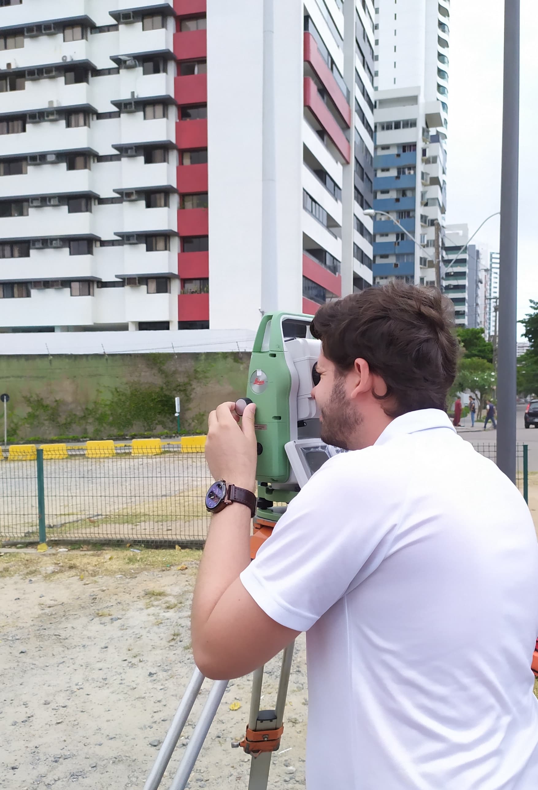 Levantamento com estação total em área urbana