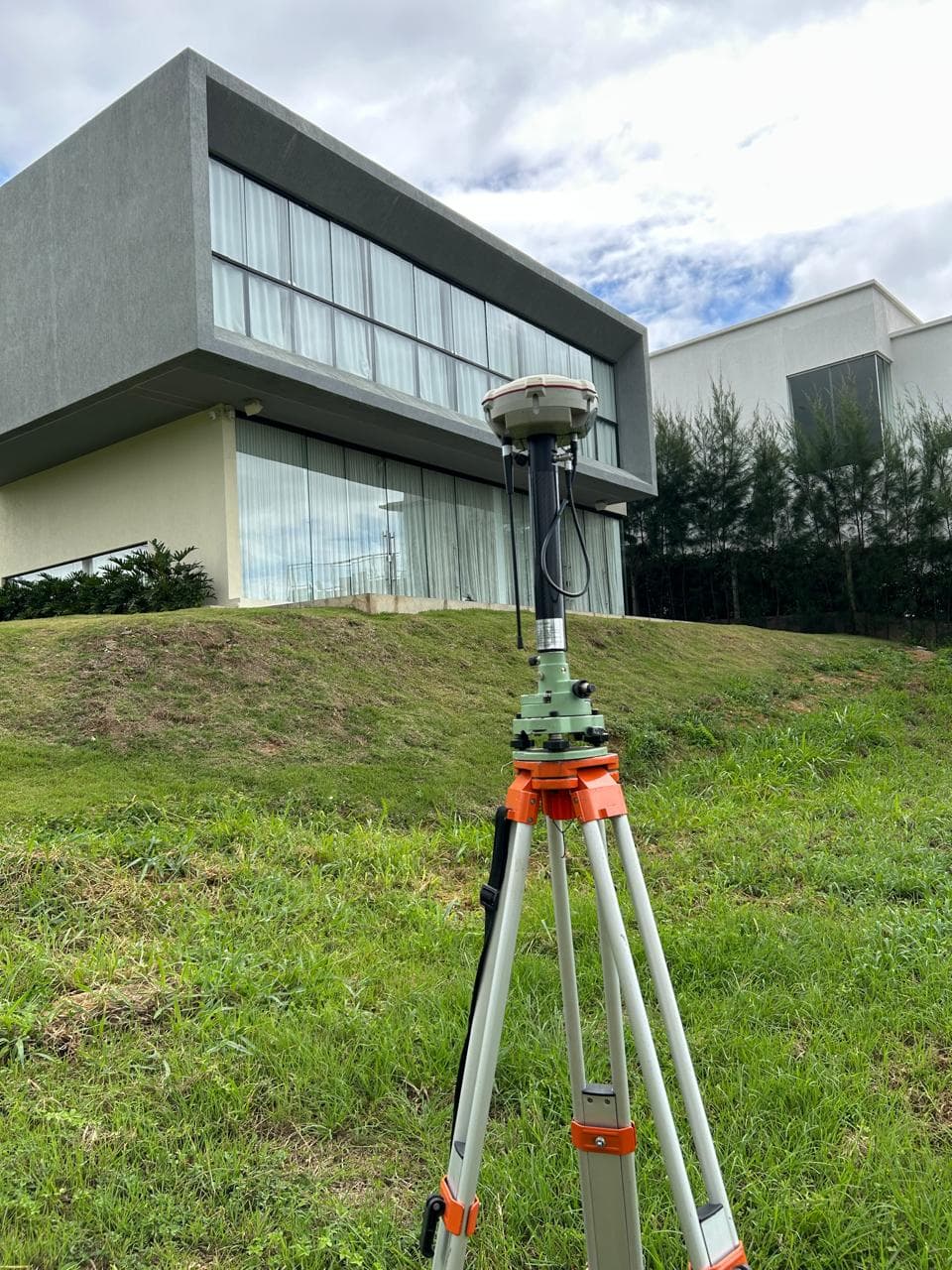 Levantamento com receptor GNSS em imóvel residencial