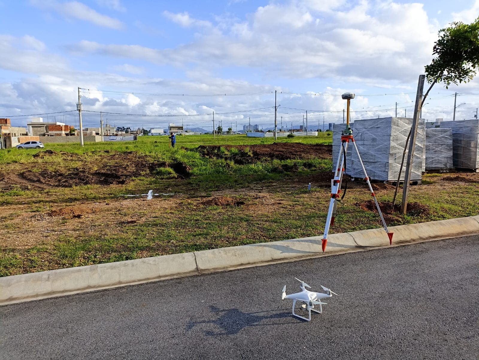 Levantamento topográfico em campo com receptor GNSS e drone